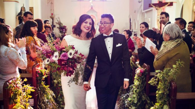 Defendi dan Ken Woo meminta tamu undangannya untuk menyingkirkan kamera dan ponsel mereka selama upacara pernikahan tanpa gawai dan media sosial mereka.