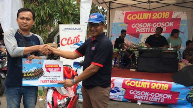 Air Mineral Club saat memberikan hadiah Sepeda Motor kepada pemenang. 