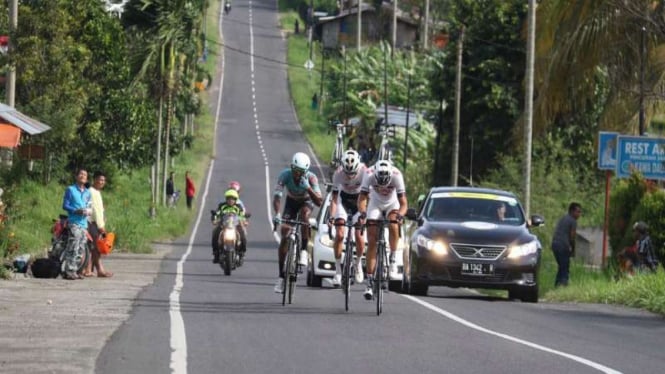 Pembalap Tour de Singkarak saling kejar di tanjakan Kota Solok.