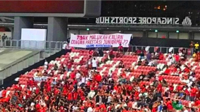 Spanduk suporter timnas Indonesia di Stadion Nasional Singapura
