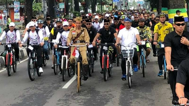 Presiden Joko Widodo mengikuti acara gowes Bandung Lautan Sepeda