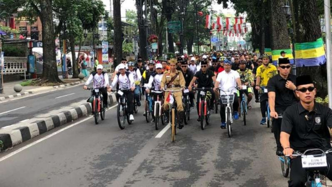 Jokowi bersepeda di Bandung, Jawa Barat, Sabtu, 10 November 2018.