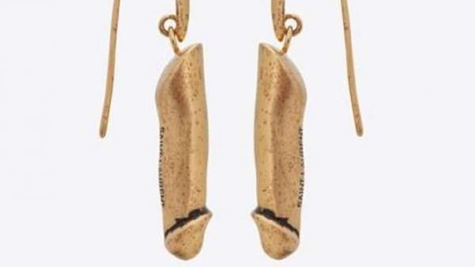 Anting-anting berbentuk penis pria.