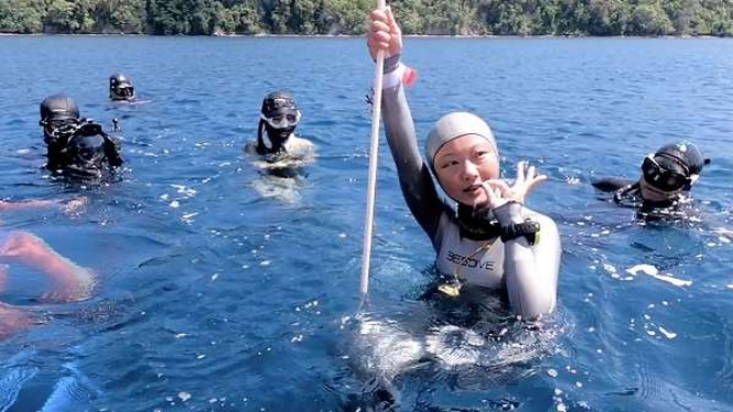 Wisatawan mancanegara melakukan aktivitas Freediving di Teluk Balohan, Sabang. 
