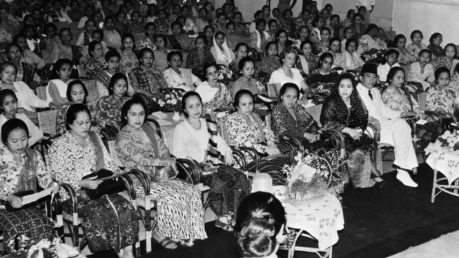 Presiden Soekarno menghadiri peringatan Hari Kartini di Istana Negara di tengah anggota organisasi gerakan perempuan pada 1953. - Bettmann/Getty Images