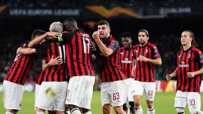 Para pemain AC Milan merayakan gol Suso ke gawang Real Betis