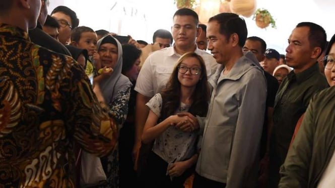 Calon Presiden nomor urut 01 Joko Widodo bersalaman dengan warga di Bandung, Sabtu 10 November 2018.
