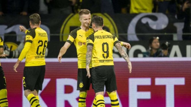 Pemain Borussia Dortmund rayakan kemenangan atas Bayern Munich