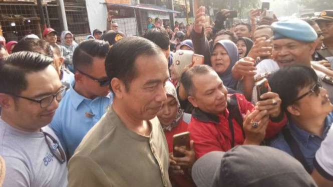 Masuk Pasar Cihaeurgelis, Jokowi Belanja Ubi Dan Kangkung – Viva