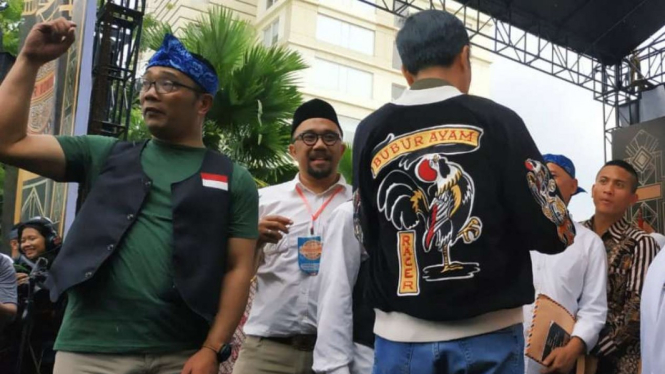 Jaket Bubur Ayam Temani Jokowi (kanan) berkendara motor di Bandung, Jawa Barat.