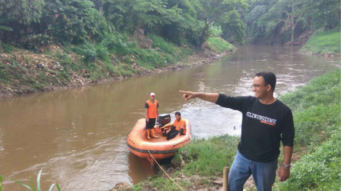 Gubernur DKI Jakarta Anies Baswedan di Kali Ciliwung, Condet, Jakarta Timur.