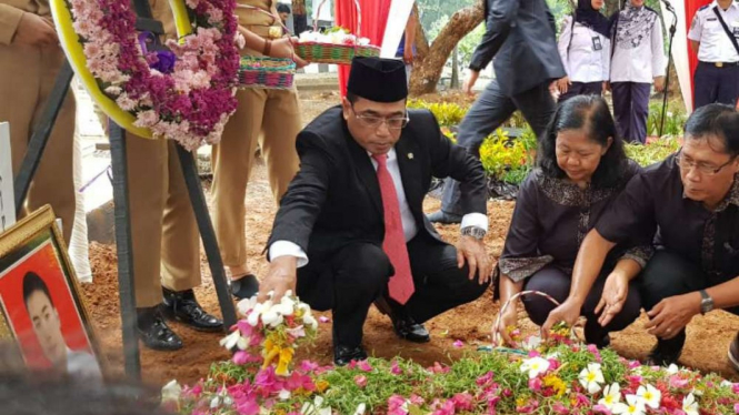 Menteri Perhubungan Budi Karya di TMP saat makamkan Anthonius Gunawan.