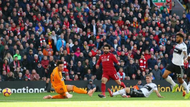 Winger Liverpool, Mohamed Salah (merah) mencetak gol ke gawang Fulham