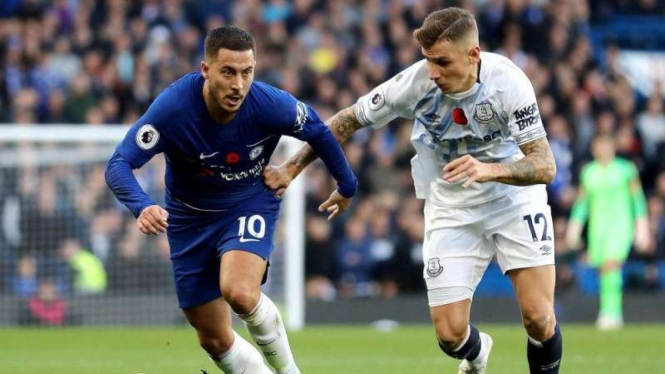 Bintang Chelsea, Eden Hazard (kiri), dalam laga melawan Everton