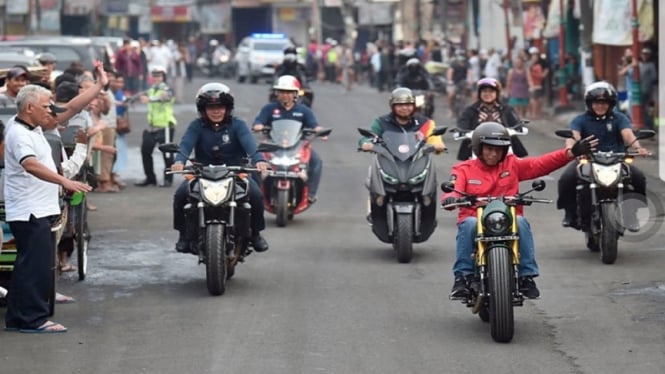 Presiden Jokowi mengendarai motor customnya saat kunjungan ke Bandung 