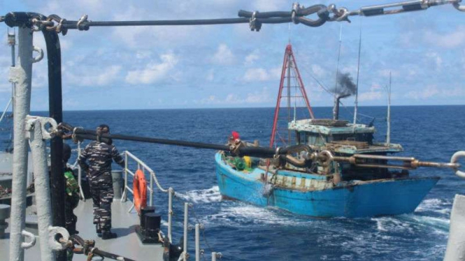 KRI Silas Papare-386 menangkap kapal ikan asing asal Vietnam yang beroperasi di Perairan Natuna, Kepulauan Riau pada Kamis pekan lalu.