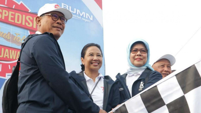 Menteri Rini memulai ekspedisi tol trans Jawa dari Surabaya ke Jakarta.