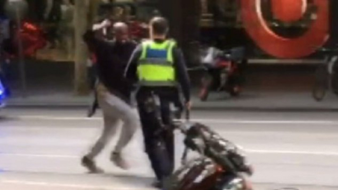 Pelaku menyerang polisi dengan pisau di jalan Bourke Street Kota Melbourne pada Jumat (9/11/2018) sore.