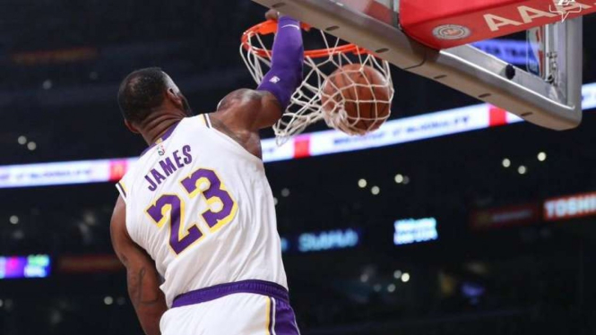 Aksi slam dunk bintang Los Angeles Lakers, LeBron James