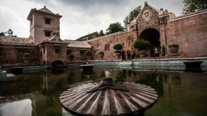 Wisatawan berkunjung di kompleks wisata Taman Sari Yogyakarta