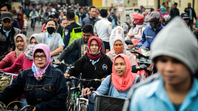 Sejumlah buruh keluar dari pabrik di Kabupaten Sumedang, Jawa Barat