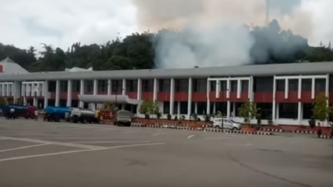 Kantor Gubernur Papua terbakar