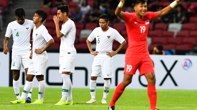 Sejumlah pemain timnas Indonesia tertunduk usai kalah dari timnas Singapura dalam penyisihan grub B Piala AFF 2018 di Stadion Nasional Singapura