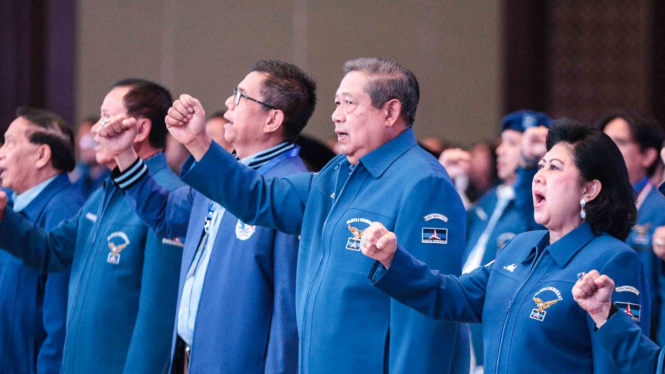 Ketua Umum Partai Demokrat Susilo Bambang Yudhoyono (kedua kanan) didampingi Ny Ani Yudhoyono (kanan), Sekjen Partai Demokrat Hinca Panjaitan (ketiga kanan) dan sejumlah kader Partai Demokrat menghadiri pembukaan pembekalan calon legislatif DPR RI Partai 