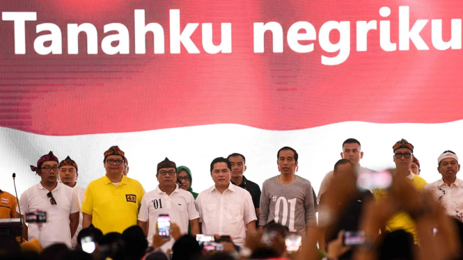 Calon Presiden Nomor Urut 01 Joko Widodo (kelima kanan) didampingi Ketua Tim Kampanye Nasional Erick Thohir (kelima kiri) beserta pimpinan partai politik