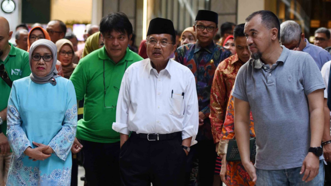 Wapres Jusuf Kalla (tengah) bersama istri Mufidah Jusuf Kalla (kedua kiri) dan CEO Kalla Group Solihin Kalla (kanan) saat melakukan pertemuan tiga generasi Kalla Group  di Nipah Mall Makassar, Sulawesi Selatan