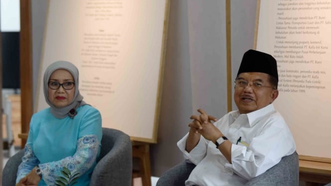 Wakil Presiden Jusuf Kalla bersama istri Mufidah Jusuf Kalla (kiri)