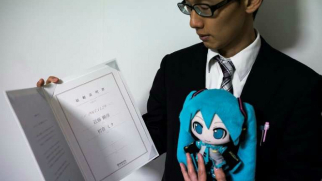 Pria Jepang menikahi hologram