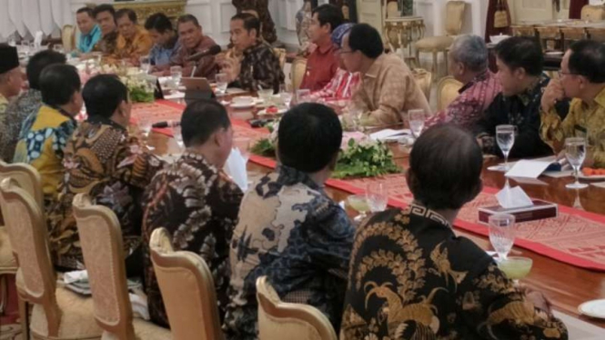 Jokowi kumpulkan bupati di Istana Merdeka, Jakarta, Senin, 12 November 2018.