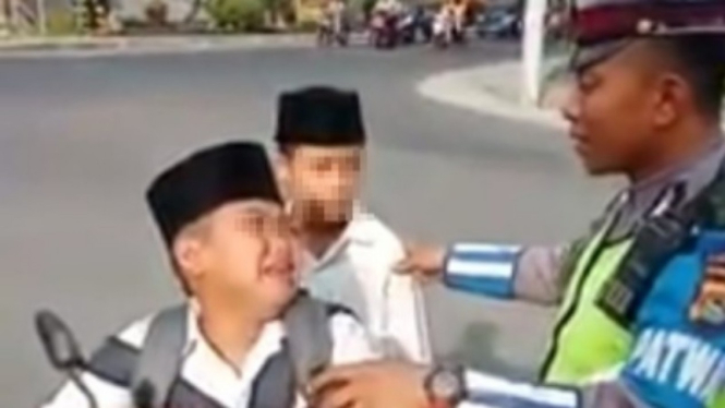 Dua bocah di Lombok menangis saat ditilang polisi
