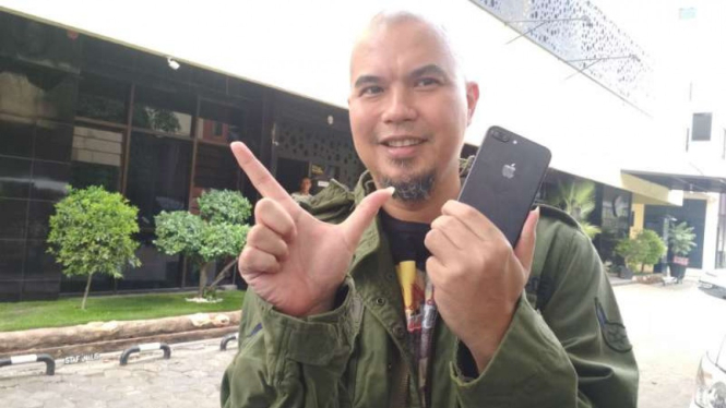 Ahmad Dhani Prasetyo di Markas Polda Jatim, Surabaya, pada Senin, 12 November 2018.