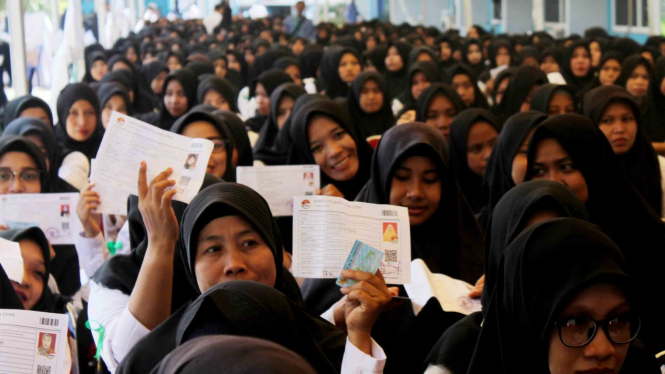 Sejumlah peserta Calon Pegawai Negeri Sipil (CPNS) Kanwil Kementerian Agama Provinsi Sulawesi Selatan bersiap mengikuti ujian di kantor RRI Makassar, Sulawesi Selatan