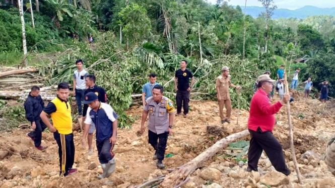 Pencarian Satu Keluarga Korban Longsor di Nias Selatan