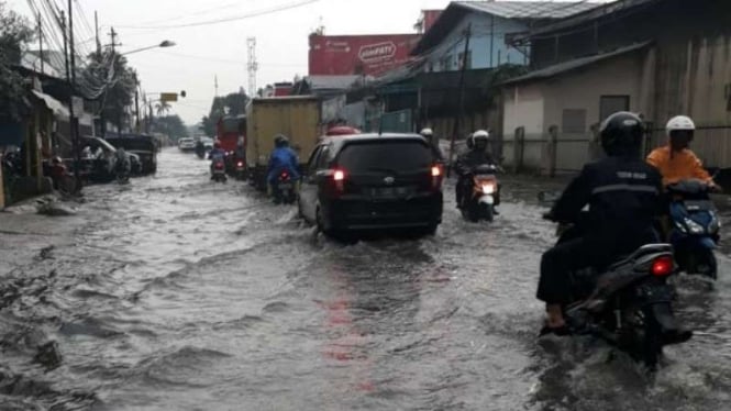 Akses lalu lintas penghubung Kota Bandung banjir, Senin, 12 November 2018.