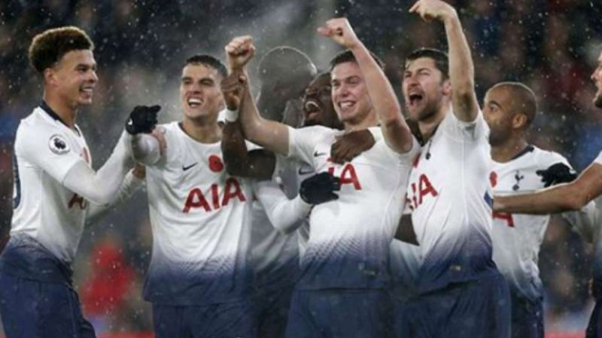 Pemain Tottenham Hotspur rayakan gol Juan Foyth.
