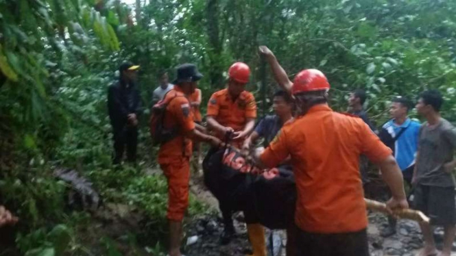Evakuasi korban longsor di Nias Selatan, Sumatera Utara.