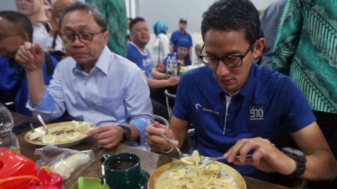 Sandiaga Uno sarapan mie celor di Palembang.