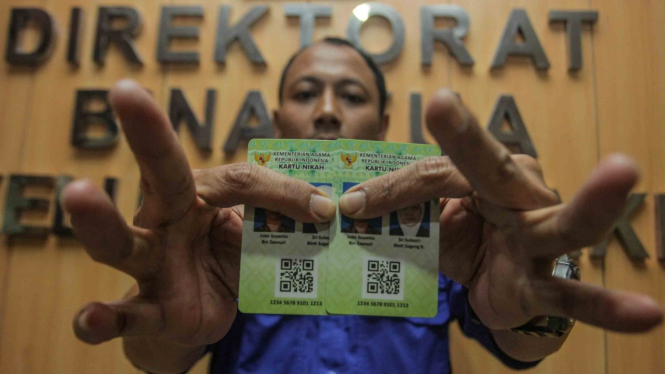 Petugas Kementerian Agama (Kemenag) menunjukkan Kartu Nikah di kantor Kemenag, Jakarta, Senin, 12 November 2018.