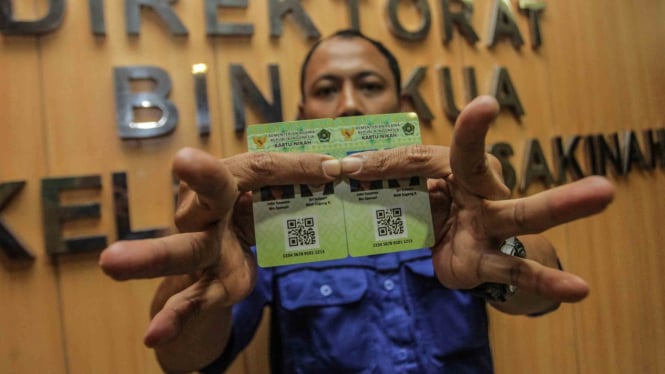 Petugas Kementerian Agama (Kemenag) menunjukkan Kartu Nikah di kantor Kemenag, Jakarta, Senin, 12 November 2018.