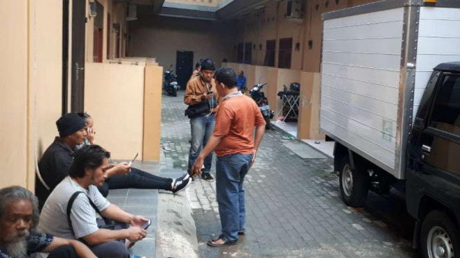 Wartawan penuhi lokasi pembunuhan satu keluarga di sebuah kontrakan di Bekasi.