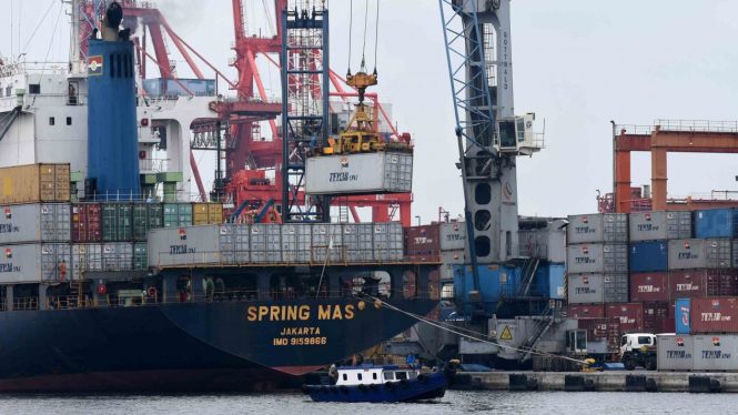 Aktivitas bongkar muat peti kemas di Pelabuhan Tanjung Priok, Jakarta