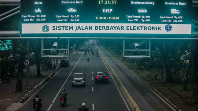 Kendaraan melintas di bawah alat electronic road pricing (ERP) di Jalan Medan Merdeka Barat, Jakarta
