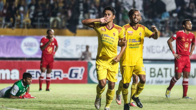 Pesepak bola Sriwijaya FC Risky Dwi Ramadhana (kiri) melakukan selebrasi bersama rekan satu timnya seusai mencetak gol ke gawang PS Barito Putera saat pertandingan Liga 1 2018 di Stadion Gelora Sriwijaya Jakabaring (GSJ), Palembang, Sumatera Selatan.