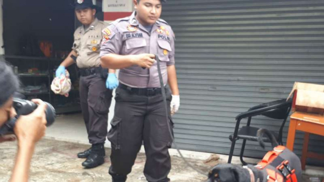 Polisi turunkan anjing pelacak usut kasus satu keluarga tewas di Bekasi.