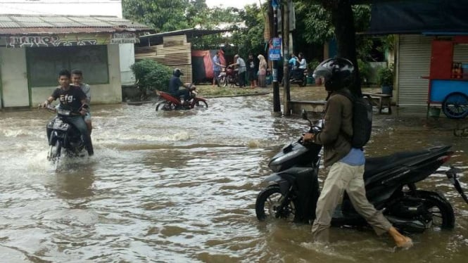 Banjir di kawasan Taman Duta, Depok, akibatan luapan Kali Laya.