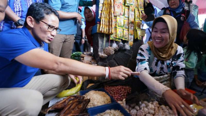 Calon Sandiaga Salahudin Uno blusukan atau menemui masyarakat di Pasar 16 Ilir, Palembang, Sumatra Selatan, Selasa 13 November 2018.